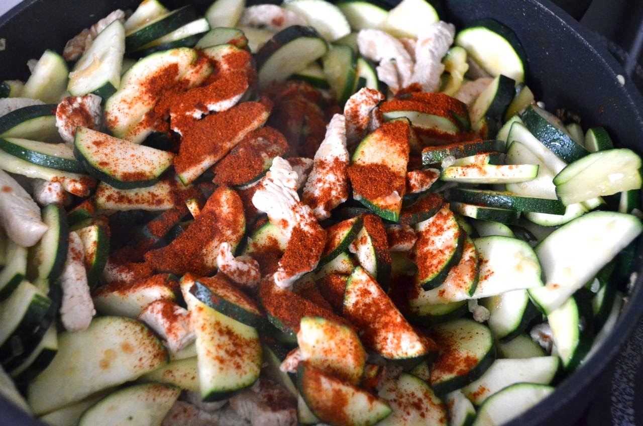 ZUCCHINI TRUTHAHN GESCHNETZELTES MIT FUSILLI NUDELN