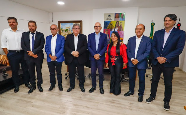 João Azevêdo recebe dirigentes da Frente Nacional dos Prefeitos e destaca investimentos nos municípios