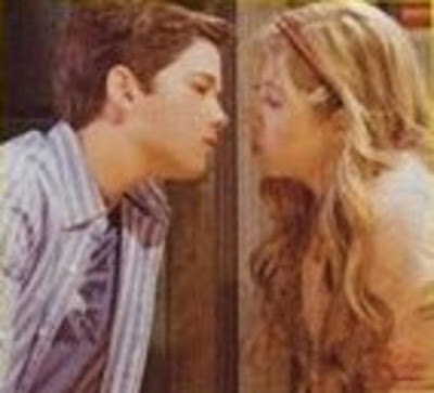 JENNETTE AND NATHAN KISS ON ICARLY