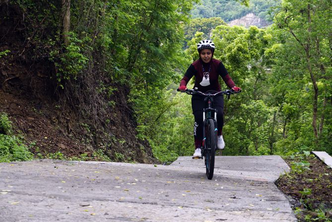 Salah satu pesepeda sedang melintasi tanjakan ke Bukit Indrokilo