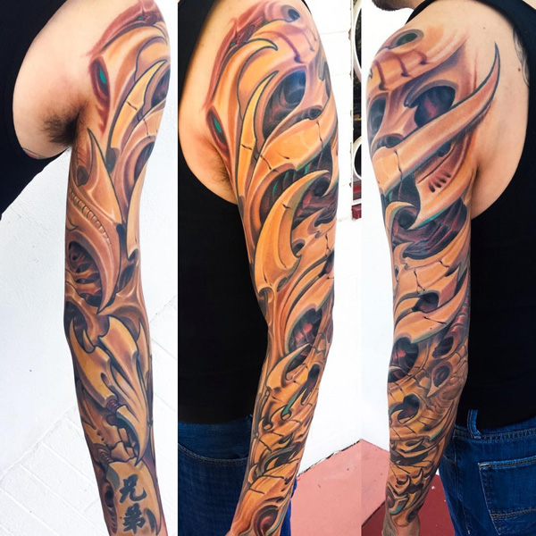 Incrível manga da tatuagem. A tatuagem é composta de lâmina, como objetos que foram colocados artisticamente sobre cada um dos outros para criar uma cascata de design do braço para o pulso. 