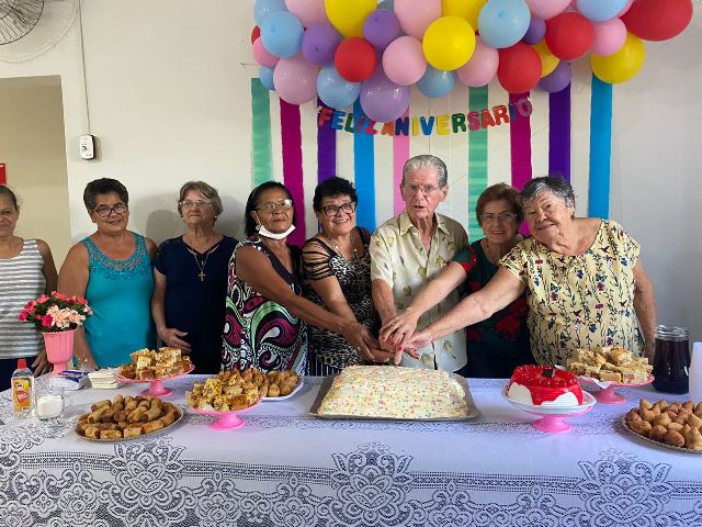 Festa marca retomada de atividades e comemora aniversariantes do mês