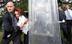 Julia Gillard la primera ministra australiana pierde un zapato en medio de una turba de manifestantes