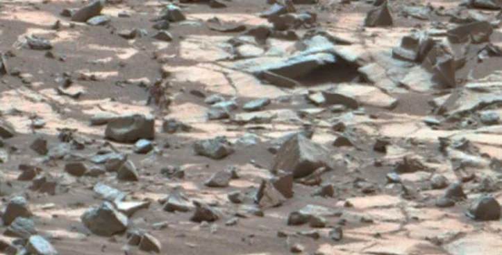 Strange figures on a Martian photo (1)