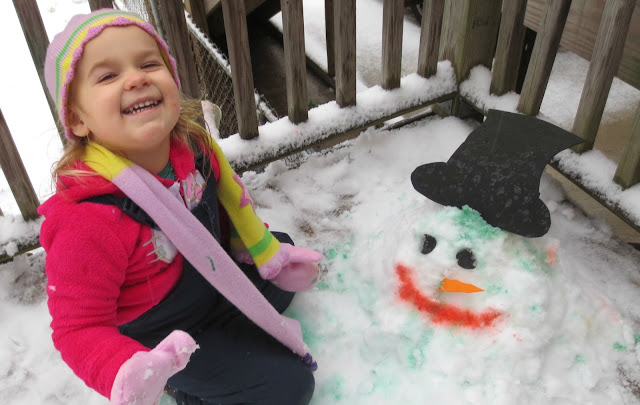 SQUIRTY SNOW PAINT - my kids love this stuff!  (only 2 ingredients!) #snowpaint #snowpainting #snowpaintforkids #snowpaintrecipe #squirtysnowpaint  #paintthesnow #snowplay #snowplayrecipe