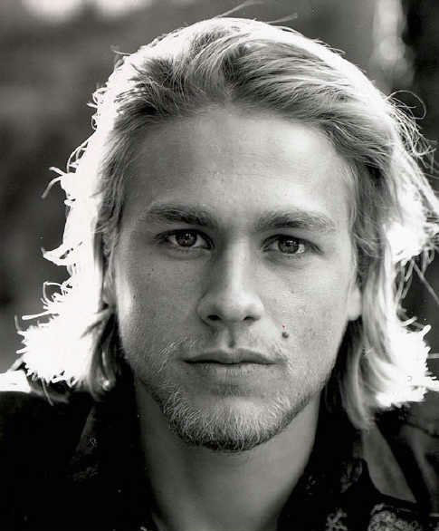 60 Responses to More Charlie Hunnam shirtless pictures from Mens Fitness