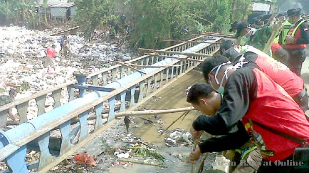 Polri, TNI, dan Warga Gotong Royong Bersihkan Sungai Cikapundung