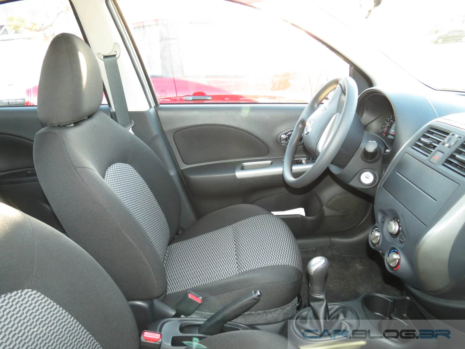 Nissan New March 2015 - interior