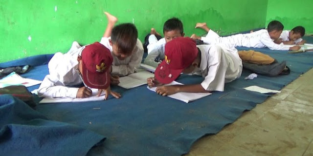 Miris Siswa SDN di  Lebak Belajar  di  Lantai  Beralas Karpet 