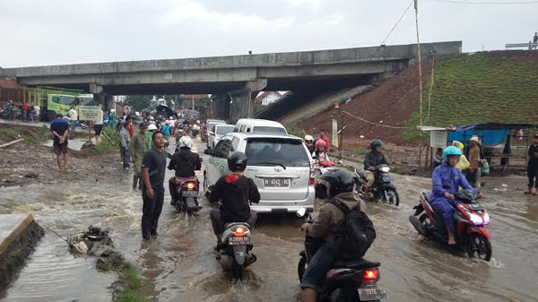 Hujan Deras, Banjir Air dan Lumpur Meluber di Jalan Patimura