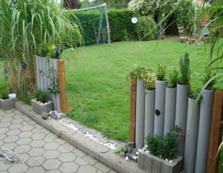 As cercas no jardim ou na sua horta são importantes para a proteção e demarcação do espaço, mas também servem para embelezar.