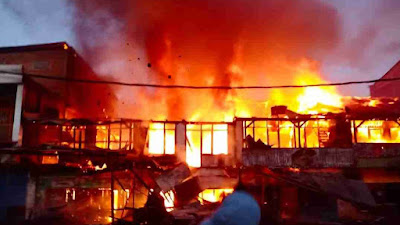 Kebakaran Hebat Terjadi di Tente, Sejumlah Ruko Ludes Dilahap Api
