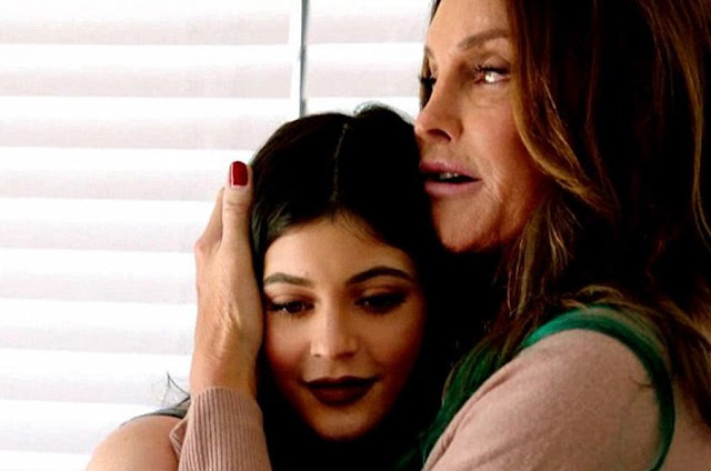 Confira a reação de Kylie em novo vídeo. Comovente, a cena faz parte do primeiro episódio da série I Am Cait, que estreia domingo, 2 de agosto, às 21h, no E!. Além disso, sua avó Esther Jenner tem uma surpresa para a neta (Divulgação/E!)