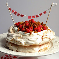  Pavlova de framboesas e amêndoas caramelizadas