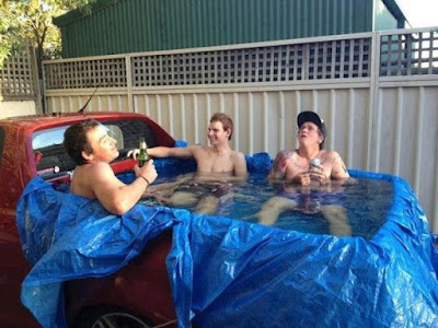 Une piscine improvisée dans un pick-up