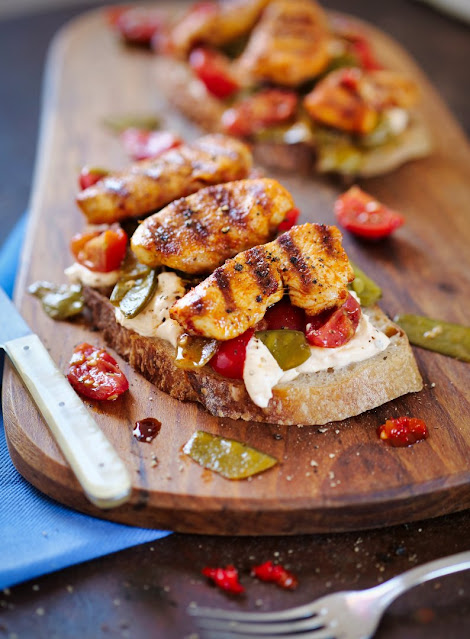 Stulle mit Hühnerbrust auf Zuckerschoten-Tomaten-Gemüse und Sweet-Chili-Frischkäsecreme