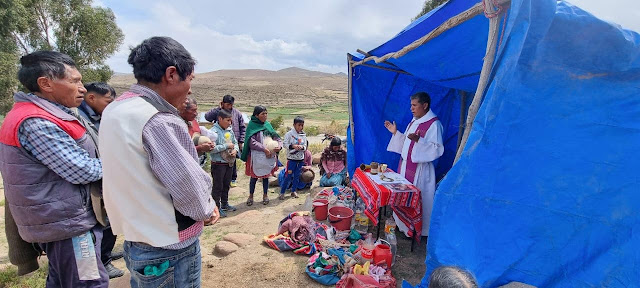 In dieser Advents- und Weihnachtszeit werden Gemeinden besucht, um zu meditieren, über das Wort Gottes nachzudenken und die Eucharistie zu feiern. In der Gemeinde San Pedro de Macha, Potosí – Bolivien.