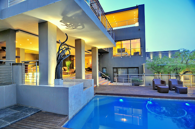 Picture of the mansion as seen from the pool area