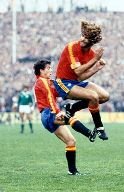 Juan José y Señor saltan a por el balón. SELECCIÓN DE IRLANDA 3 SELECCIÓN DE ESPAÑA 3. Miércoles, 17 noviembre 1982, 15,30 horas. VII Copa de Europa de Selecciones Nacionales Francia 1984, fase de clasificación, Grupo VII. Dublín, Irlanda, estadio de Lansdowne Road.