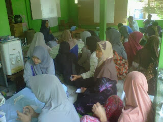 Kader PKS Jatiasih, Bekasi adakan layanan kesehatan (cek gula darah, asam urat, tensi darah, dan lain-lain