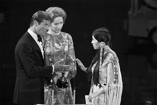  27 de Marzo 1973: Roger Moore y Liv Ullman consternados en el momento que Sacheen Littlefeather rechaza el Oscar de Mejor Actuación en nombre de Marlon Brando. Créditos: TS/Keystone USA / Rex Features