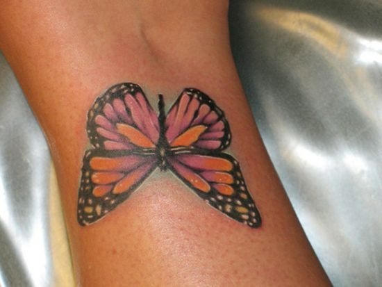 borboleta_colorida_tatuagem_no_pulso