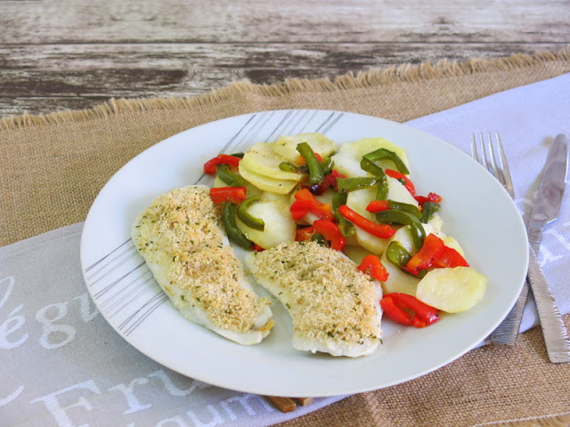 FILETES DE MERLUZA CON PAPAS Y PIMIENTOS