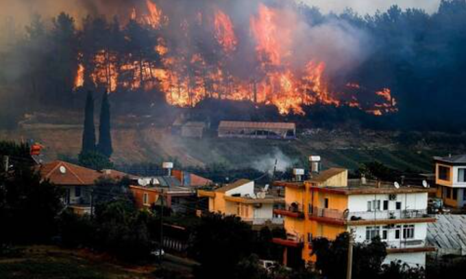 ΥΠΟΓΡΑΦΕΤΑΙ ΕΝΑ ΝΕΟ ΜΝΗΜΟΝΙΟ. Ο ΠΟΛΙΤΗΣ ΟΜΩΣ ΑΣΧΟΛΕΙΤΑΙ ΣΤΟ ΠΩΣ ΘΑ ΣΩΣΕΙ ΤΟ ΣΠΙΤΙ ΤΟΥ ΑΠΟ ΤΙΣ ΦΩΤΙΕΣ Ή ΠΟΤΕ ΘΑ ΠΑΕΙ ΣΤΗΝ ΠΑΡΑΛΙΑ.