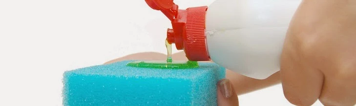 Limpe manchas em superfícies com apenas um pouco de detergente. 6 usos do detergente em sua casa