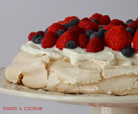 prazer a cozinhar - Pavlova de frutos vermelhos