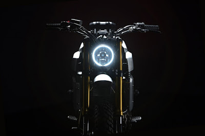 Yamaha XSR900 front on light hd image