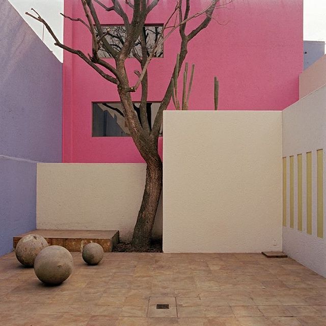 Luis Barragan pink wall architecture modernism arhitect curte modernista 