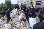 FKPM Resort Subang Terjun Bersihkan Sampah di Jalan Pantura