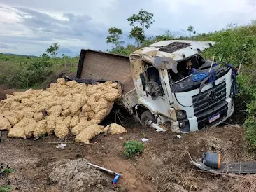 Caminhão carregado com batata tomba na BA-130, estrada que liga Macajuba a Ruy Barbosa