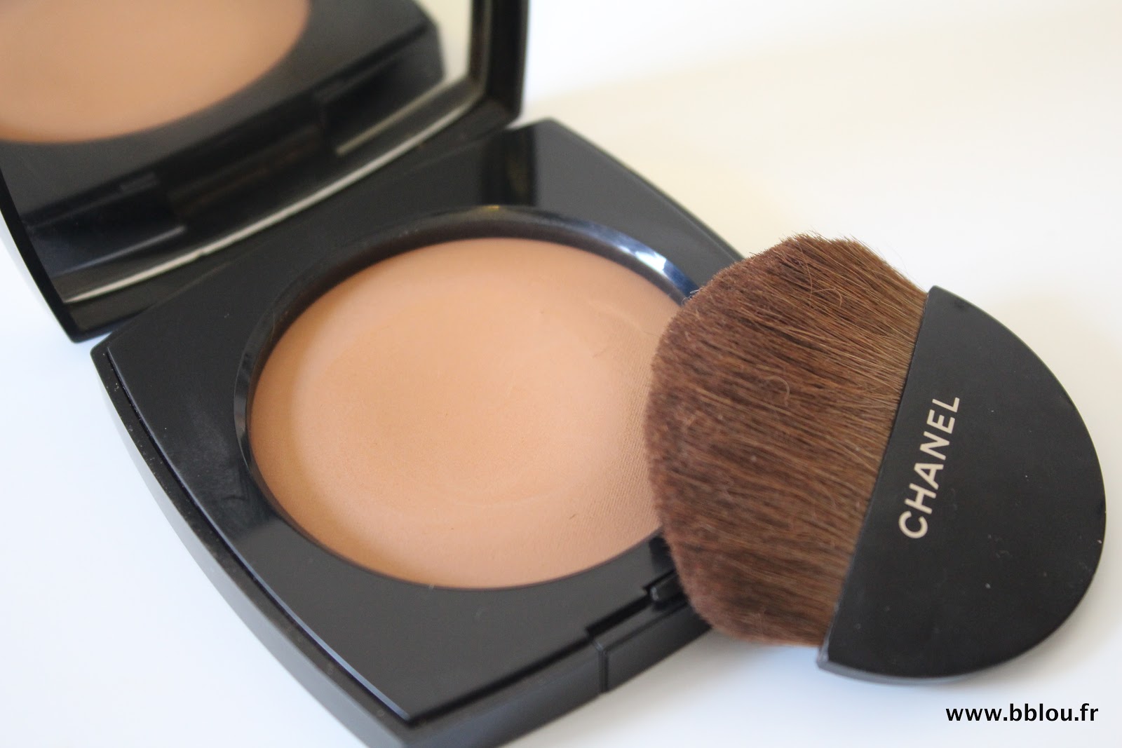 http://www.beautybylou.com/2014/04/les-beiges-de-chanel-un-hybride-qui.html