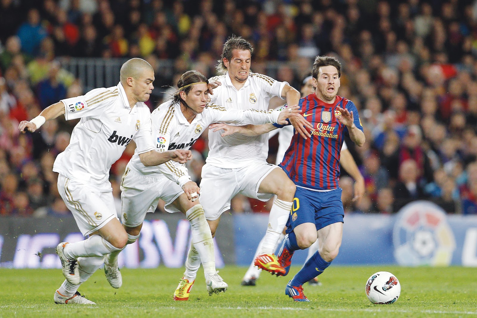 Wallpaper De Messi Vs Cronaldo Wallpaper