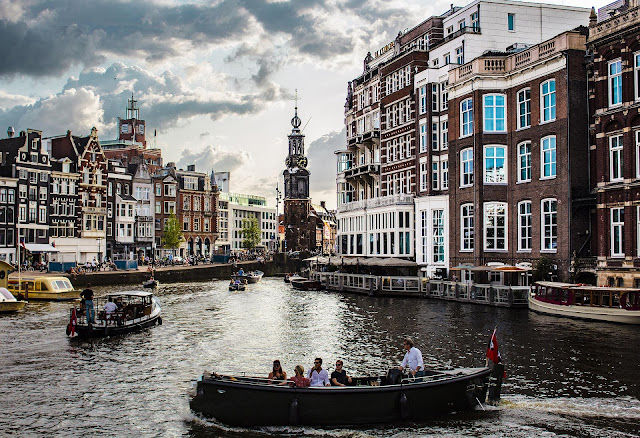 https://pixabay.com/photos/city-canal-amsterdam-tourists-4388160/