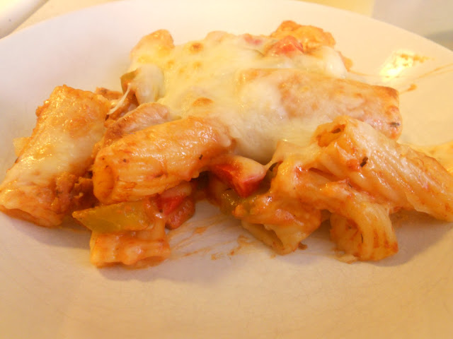 Chicken & Pepper Pasta Bake //  Baked ziti has nothing on this rigatoni bake with chicken and bell peppers! #recipe #maindish #chicken #pasta