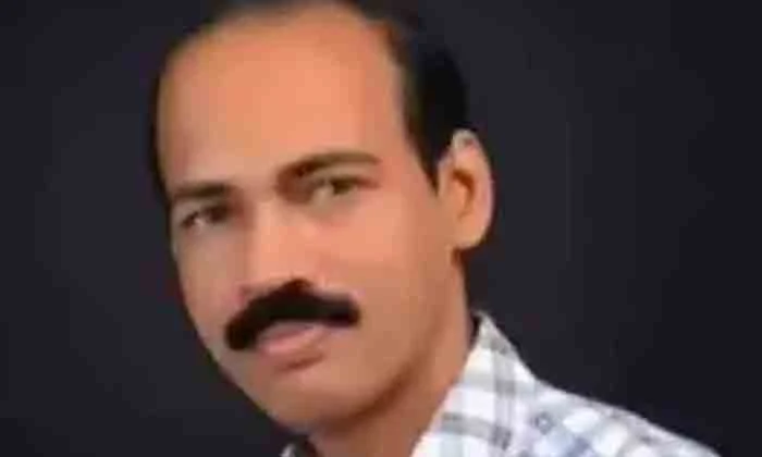 Man Found Dead in House, Kollam, News, Suicide, Salary, Dead Body, Allegation, Kerala