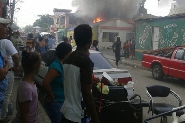 Fuego afecta varias casas en barriada de Santiago