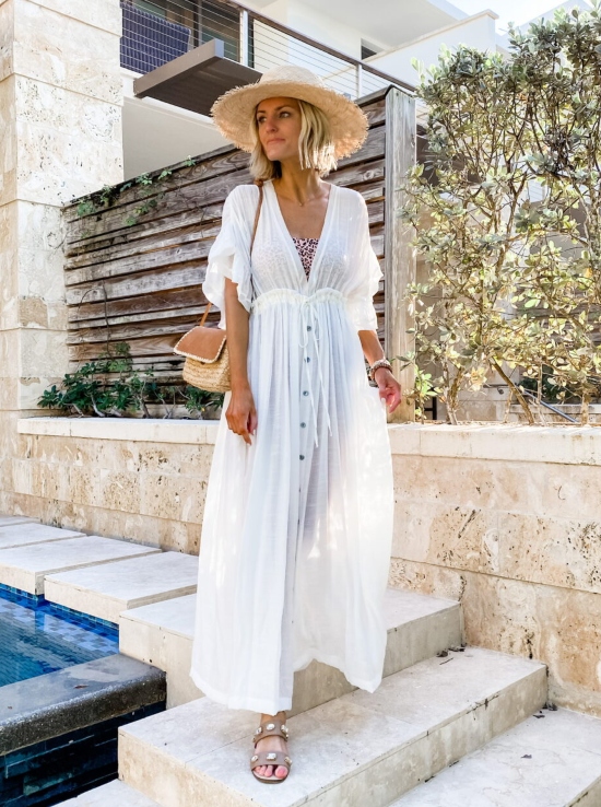 Chic Beach Life Style Vacation Outfit Ideas in Neutral Colors