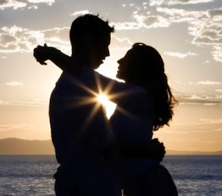 beach_love_friends- man woman girl -sunset - وضع مشاعر الخطيبة تحت الاختبار من حيث مدى الحب ودرجة الميل لحبيبها.... يؤدى لرسوبها حتما !!!!