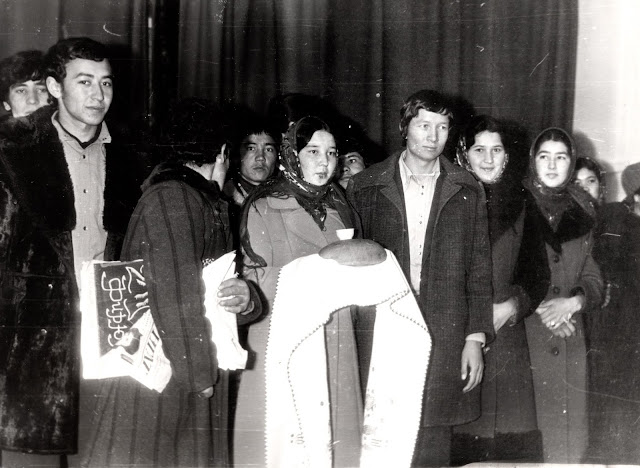 Киргизькі друзі зустрічають гостей із України (1972)