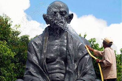 विदेश में हुआ महात्मा गांधी के प्रतिमा का विरोध