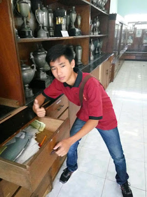 15 Foto Pelajar 'Gaya Jempol' di Museum Ini Berhasil Bikin Ngakak Netizen