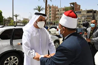 محافظ قنا والسفير الإماراتي يؤديان صلاة الجمعة بمسجد القنائي ويبحثان تعزيز التعاون بين البلدين