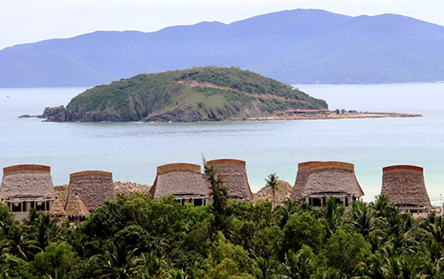 Tại resort biển như thế này nên Dùng tấm lợp sinh thái thay cho mái lá