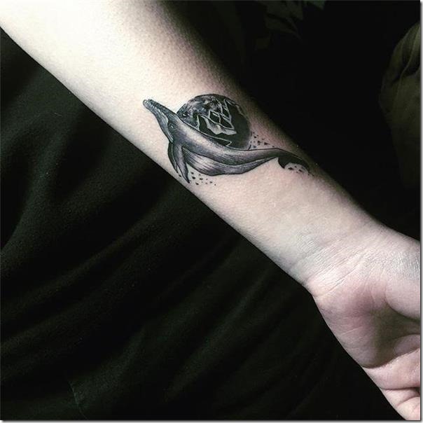 tatuaje-de-ballena-en-tonos-de-gris-en-el-brazo