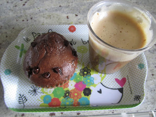 Moelleux double chocolat et vanille avec un cappuccino Nescafé extra cremoso