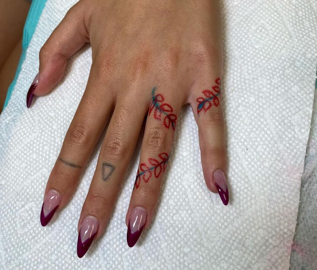 50 lindas tatuagens para os dedos que vão inspirar vocês!